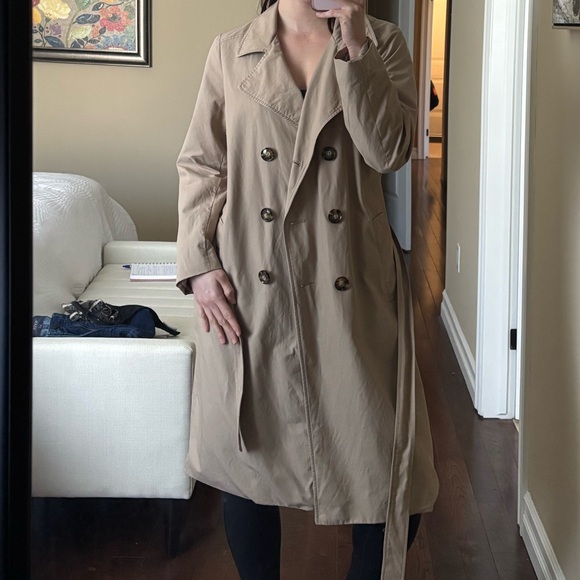 Classic Beige Trench Coat with Belt - Picture 5 of 11
